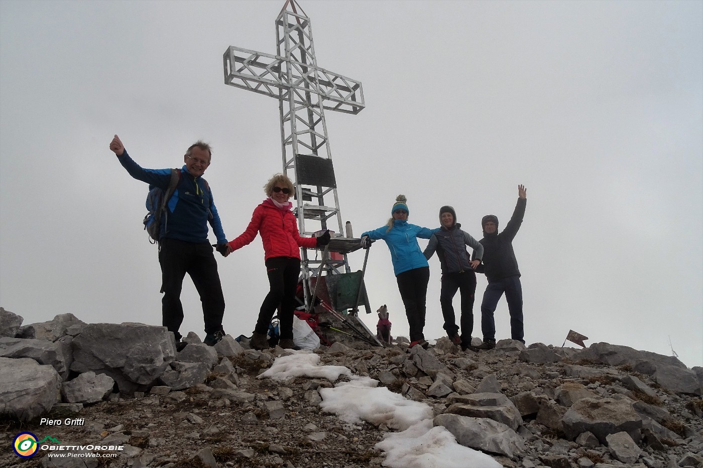66 In vetta al Pizzo Arera (2512 m),...tra nuvole e freddo !.JPG -                                